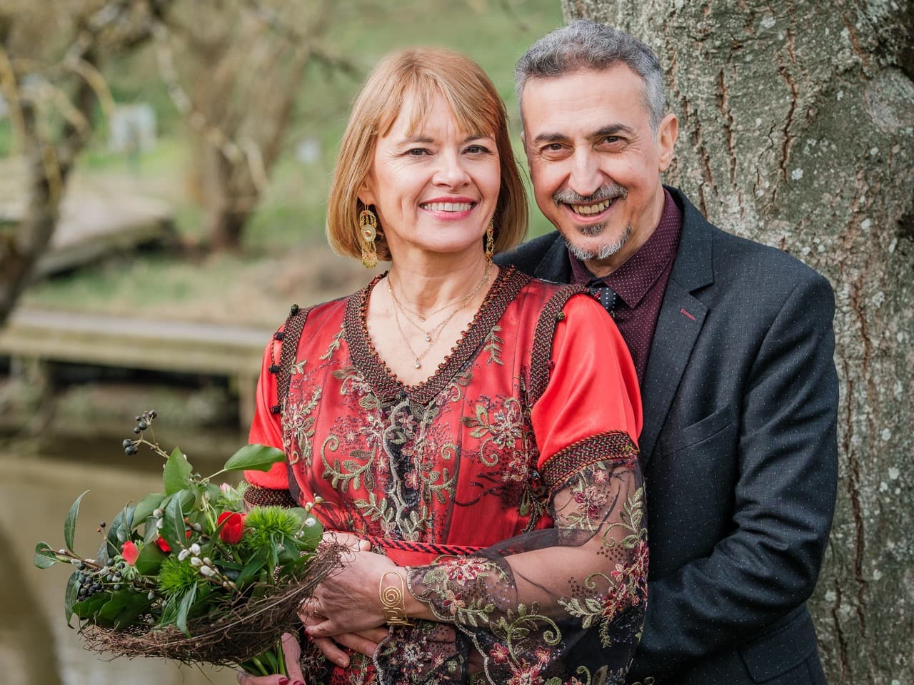 portraits couple nature avec bouquet de fleurs