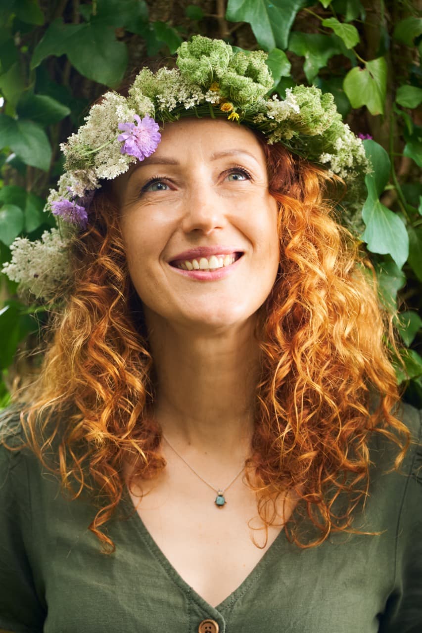 portrait femme avec couronne de fleurs